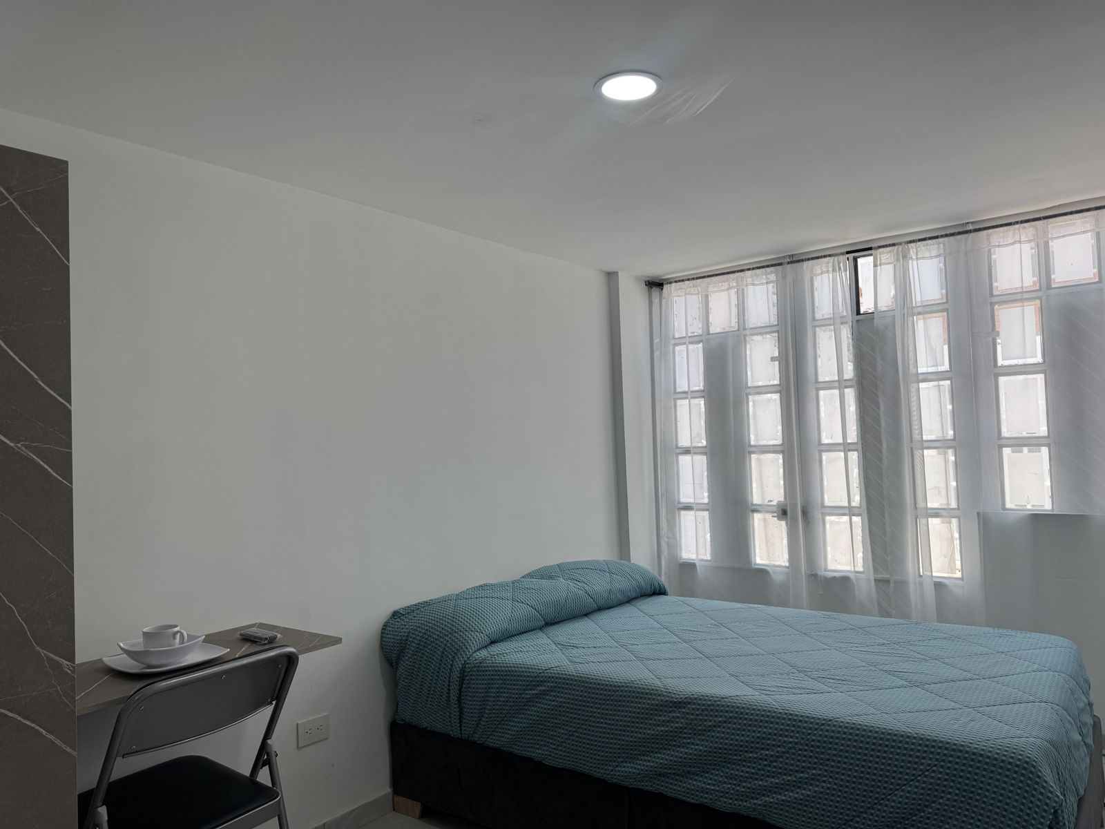 Escritorio y clóset de una habitación de Tribu KR