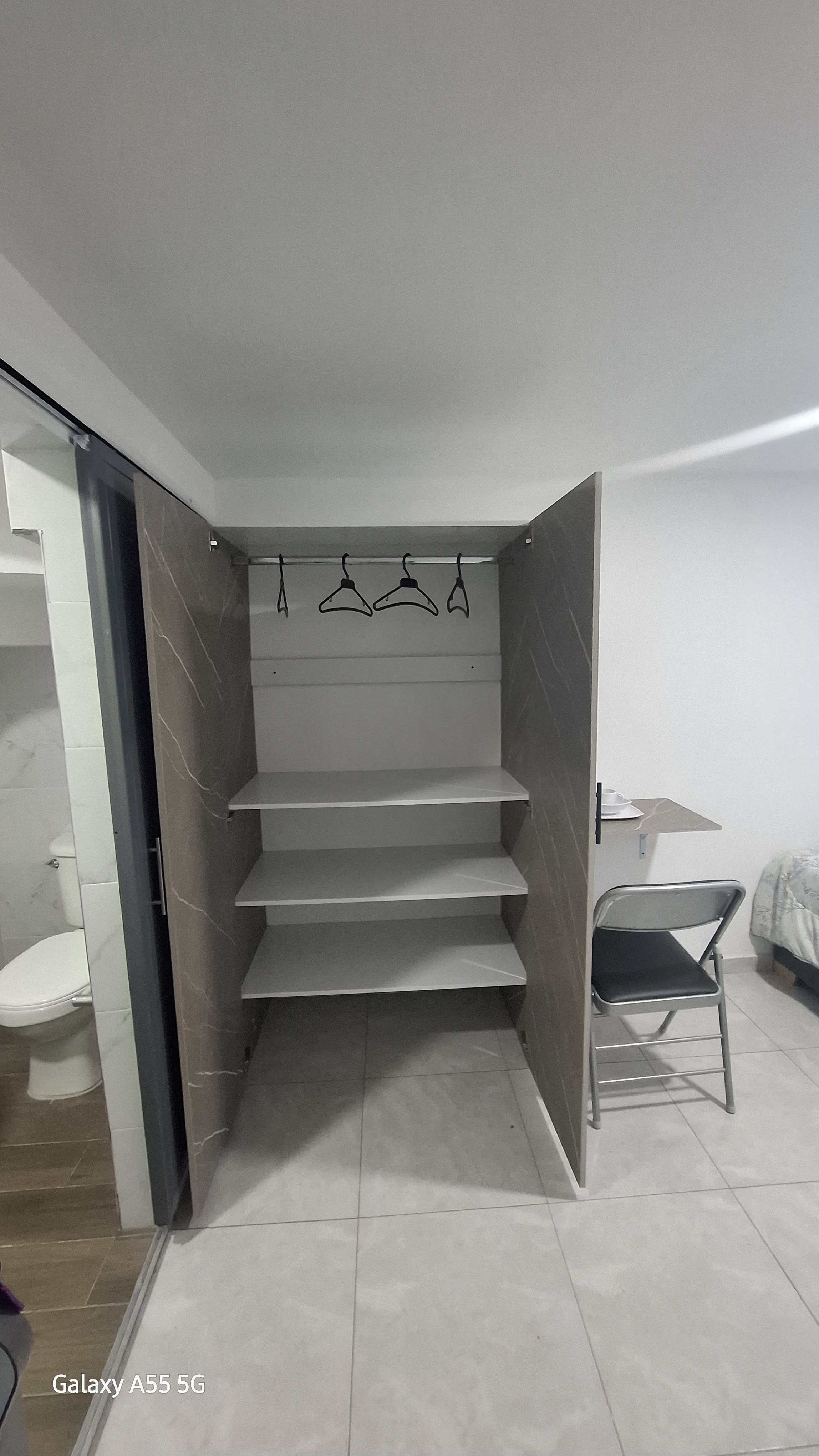 Escritorio y clóset de una habitación de Tribu KR